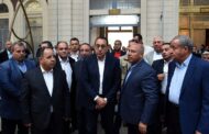 بالصور .. رئيس الوزراء يتابع سير إجراءات الإفراج الجمركي عن السلع والبضائع في الميناء
