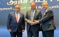 تكريم المحاسب علاء فاروق رئيس البنك الزراعى المصرى وبدر يتسلم الجائزة