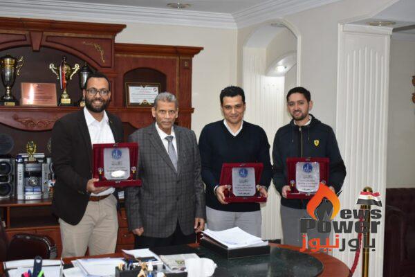 هشام البكل يكرم ثلاثة من أبناء شركة القاهرة لتكرير البترول CORC لإجتيازهم المراحل النهائية لبرنامج الوزارة لتأهيل القيادات الشابة والمتوسطة الدفعة الثانية