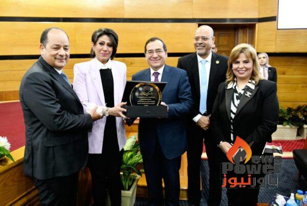 بالصور.. الملا يشارك أمينات المرأة بقطاع البترول الاحتفال بأعياد الأسرة والمرأة