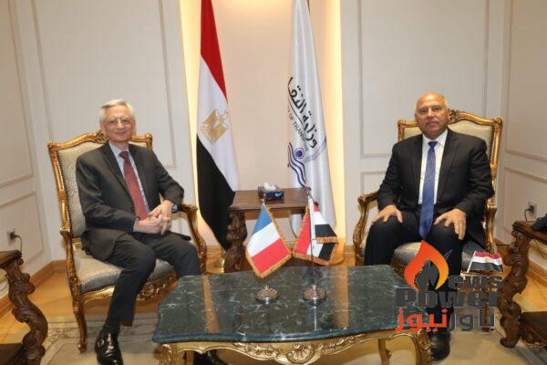 وزير النقل يبحث مع السفير الفرنسى بالقاهرة آخر المستجدات الخاصة بعدد من المشروعات المشتركة في مجال مترو الانفاق والجر الكهربائي والسكك الحديدية والنقل البحري