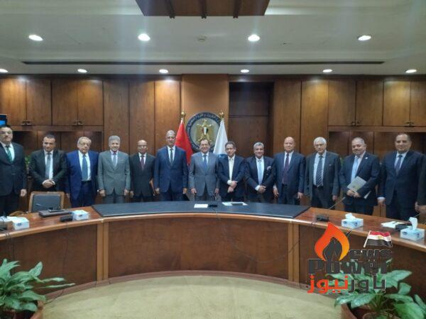 الملا يجتمع بشركات الصحراء الشرقية وخليج السويس لمتابعة توصيات زيادة الإنتاج للشركات الصغري