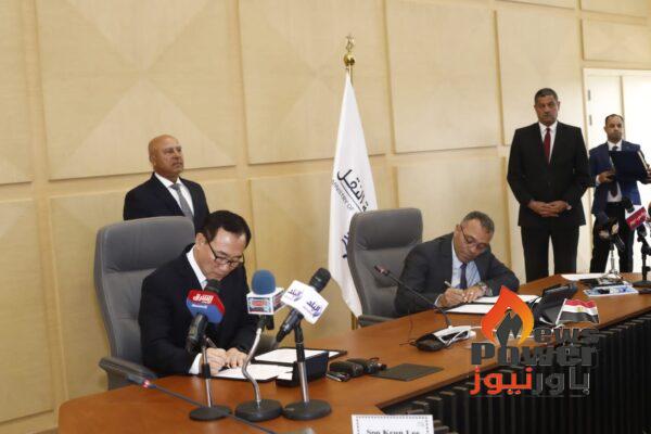 صور خاصة لتوقيع عقود بناء سفينتين تجاريتيين مع ديسون الكورية بحضور الفريق كامل الوزير