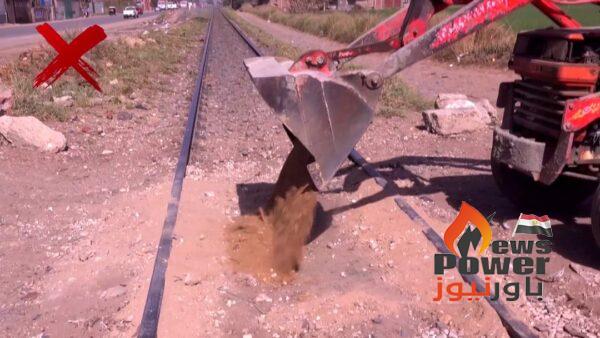 النقل تناشد المواطنين بعدم إقامة معابر غير شرعية على قضبان السكك الحديدية وعدم العبور منها لما ينجم عنها من ازهاق لارواح المواطنين وتعطيل لمسير حركة القطارات