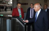 وزير النقل يتفقد انتظام العمل بمحطة عدلي منصور ويستقل أحد قطارات LRT