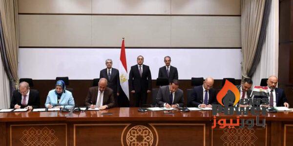بحضور شاكر وقيادات الكهرباء .. رئيس الوزراء يشهد توقيع عقود لتحويل الأماكن التابعة لشركات الاتصالات الأربع العاملة في مصر للعمل بالطاقة النظيفة