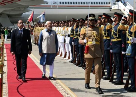 رئيس الوزراء يستقبل رئيس الوزراء الهندي والوفد المرافق له بمطار القاهرة