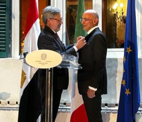 إيطاليا تمنح وسام 