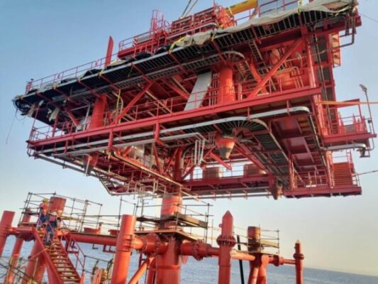 خدمات البترول البحرية تنتهي من تركيب المنصة البحرية لمشروع شمال صفا .. وقريبا البدء في تنفيذ الخطين
