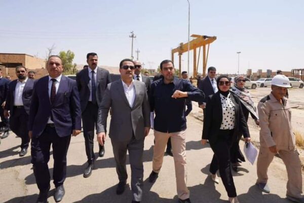 رئيس الوزراء العراقى يتفقد وحدات محطة بيجى المدمرة قبل خطة إعادة أعمارها