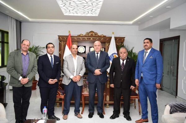محافظ قنا يناقش الرئيس التنفيذى والعضو المنتدب لشركة النهضة للصناعات سبل تشغيل خط انتاج RDF الوقود البديل لمصانع الأسمنت