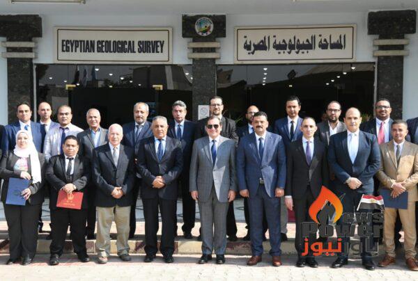 الملا يكرم مجموعة من الجيولوجيين بعد اجتيازهم برامج التدريب العالمية