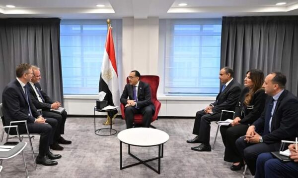 خلال لقاء رئيس الوزراء مع رئيس شركة 