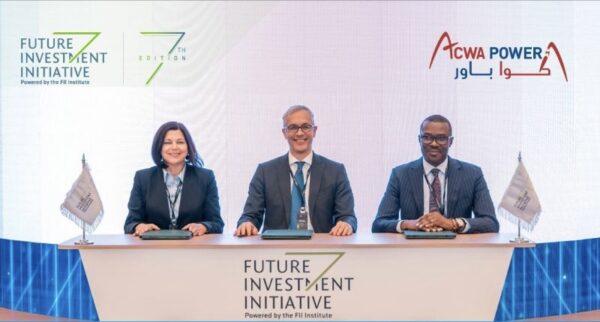 أكواباور توقع مع كل من 