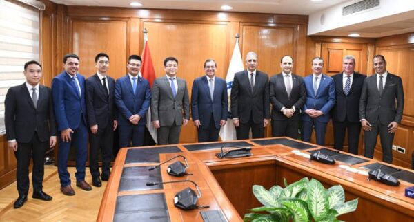 اتفاقيات تعاون بين البترول وهواوي العالمية لدعم التحول الرقمي وحلول الطاقة الشمسية والتدريب