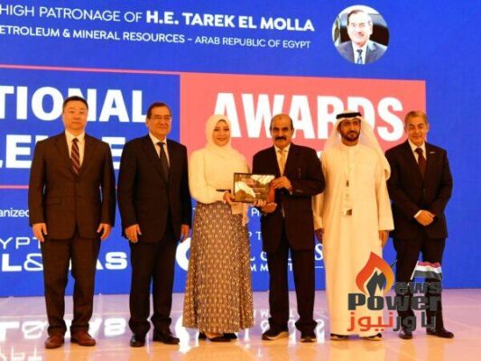 الملا يسلم الجوائز لافضل الشركات فى مجال كفاءة العمليات بالحقول المتقادمة