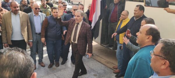 بالصور .. المهندس رأفت شمعة يقود مسيرة تأييد من شركة مصر الوسطى لتوزيع الكهرباء لتأييد الرئيس السيسى