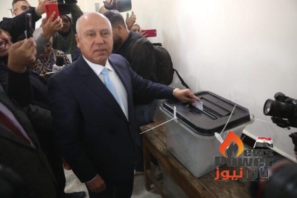وزير النقل: اقبال المصريين الكبير على المشاركة في انتخاب رئيس مصر القادم يثبت للعالم ان المصريين دائما شعب مبهر فهم يسجلون ملحمة بطولية ووطنية رائعة ويضربون كعادتهم المثل في حب الوطن