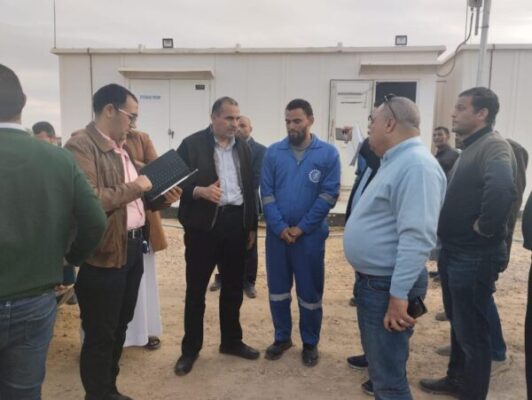 وقوفاً علي مصادر التغذية ... الدكتور خالد الدستاوى في زيارة لمنطقة سيوة بصحبة رئيس البحيرة لتوزيع الكهرباء