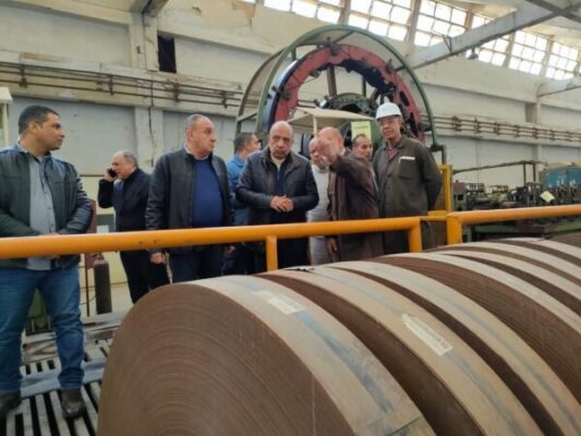 وزير قطاع الأعمال العام يتفقد أعمال تطوير مصانع شركتي 