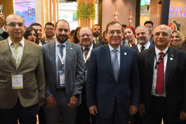 الملا خلال تفقده جناح انوبك يثني علي تقدم الأعمال بمشروع التكسير الهيدروجيني .. والشركة تحصل علي جائزة المركز الثاني كأفضل مشروع للغاز الحيوي في قرية بني سند - أسيوط