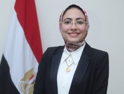 أبنة إيبروم الكيميائية آية القمري تعرض خلال إيجبس ورقة بحثية عن 