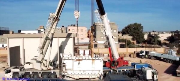 ليبيا : اليكتروثروت تستخدم رافعات عملاقة لتحميل محولات محطة حى السلام وفقا لأعلى معايير الأداء والسلامة