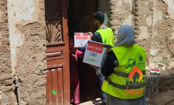 بالتعاون مع صندوق تحيا مصر  توزيع كراتين رمضان على (61)قرية بالمنيا