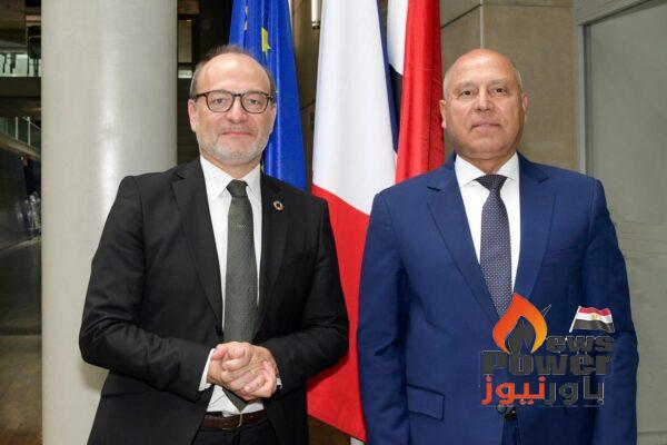على هامش زيارتة لدولة فرنسا … وزير النقل يلتقي رئيس الوكالة الفرنسية للتنمية لبحث اهمية التعاون في مجال تطوير البنية الأساسية خاصة في مجال السكك الحديدية والجر الكهربائي