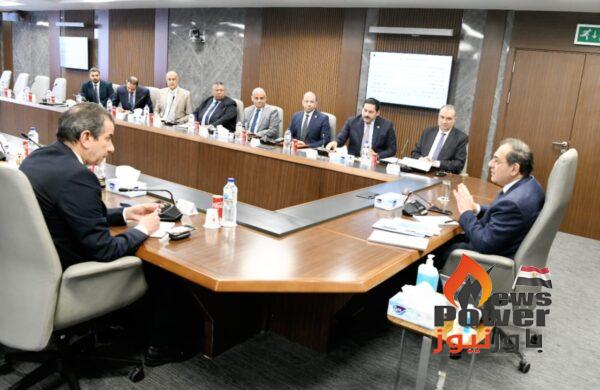 الملا يتابع مشروعات توصيل الغاز الطبيعي للمنازل ونشاط تحويل السيارات للعمل بالغاز كوقود.