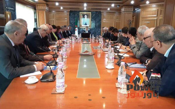وزير الطاقة والمناجم الجزائري يترأس اجتماعا حول نتائج مهمة الاستكشاف عن الليثيوم بولايتي تمنراست وعين قزام.