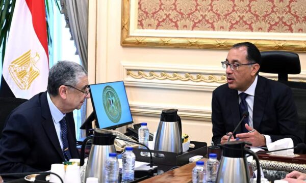 رئيس الوزراء يتابع مع وزير الكهرباء التوسع في مشروعات العدادات الذكية لتقليل الفقد وإنتاج الهيدروجين والأمونيا الخضراء