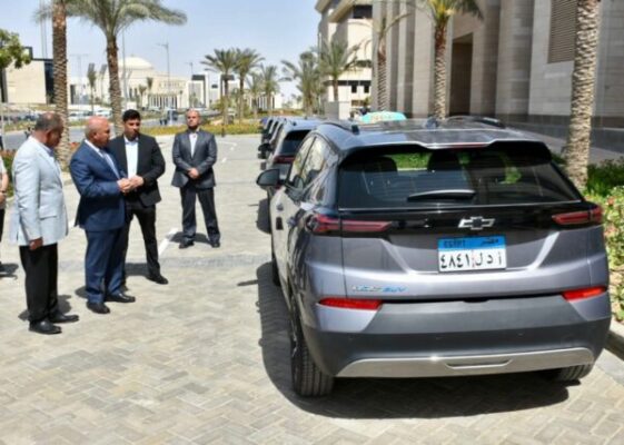 وزير النقل يتفقد المرحلة الأولى من السيارات الكهربائية التي يتم تشغيلها لخدمة المواطنين والمترددين بالعاصمة الإدارية