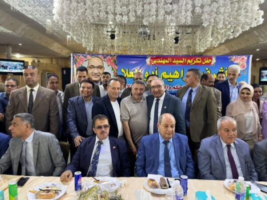 بالصور احتفالية كبرى لتكريم المهندس أشرف أبو العلا رئيس قطاعات التحكمات بشركة جنوب القاهرة لبلوغة سن المعاش بحضور قيادات وزارة الكهرباء
