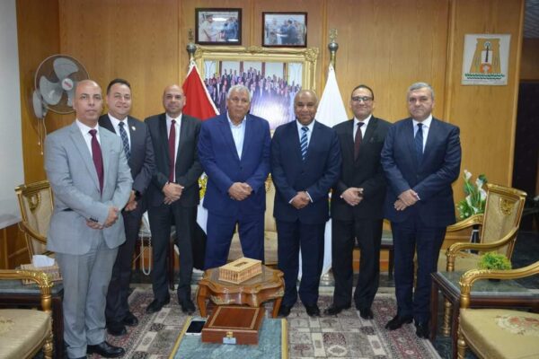 محافظ الوادي الجديد يلتقي وفد شركة 