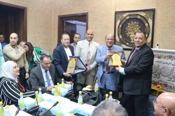 تكريم المحاسب صلاح عزمى مدير عام المكتب الفنى لرئيس مجلس إدارة شركة جنوب القاهرة لتوزيع الكهرباء لبلوغه السن القانوني للمعاش