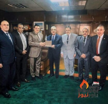 رئيس هيئة المحطة النووية يكرم الدكتور محمد شاكر وزير الكهرباء لدعمه لانجازات الهبئة