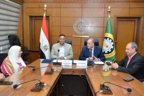 محافظ الدقهلية ورئيس شركة شمال الدلتا لتوزيع الكهرباء يوقعان عقد لتحصيل رسوم خدمات الإدارة المتكاملة للمخلفات البلدية من الوحدات السكنية