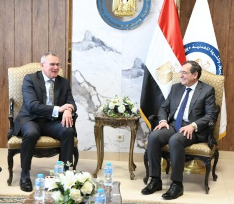 خلال لقاء رئيس الشركة : وزير البترول يبحث مع كايرون انرجي انشطتها في البحر المتوسط وخليج السويس 