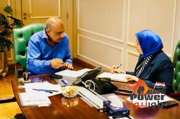 وزير الكهرباء خلال اجتماعه بنائب الوزير : سرعة إيجاد حلول لاستقرار التغذية الكهربائية وزيادة الاعتماد على مصدر الطاقة الجديدة
