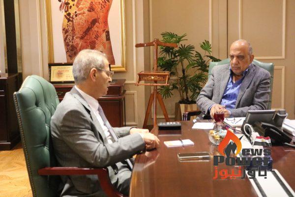 وزير الكهرباء والطاقة المتجددة يجتمع مع رئيس الشركة القابضة لكهرباء مصر لاستعراض استقرار للشبكة القومية للكهرباء والجهود المبذولة لدعم شبكات التوزيع لتحسين الكفاءة وخفض الفقد