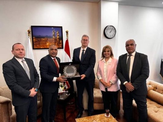 بدوي يلتقي وفد النقابة العامة للعاملين بالبترول بمقر الوزارة بمدينة العلمين الجديدة