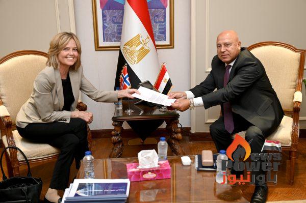 نائب رئيس مجلس الوزراء للتنمية الصناعية وزير الصناعة والنقل يبحث مع سفيرة النرويج بالقاهرة تعزيز الاستثمارات النرويجية بالسوق المصري في مجالات الطاقة الجديدة والمتجددة والنظيفة ومكونات إنتاجها