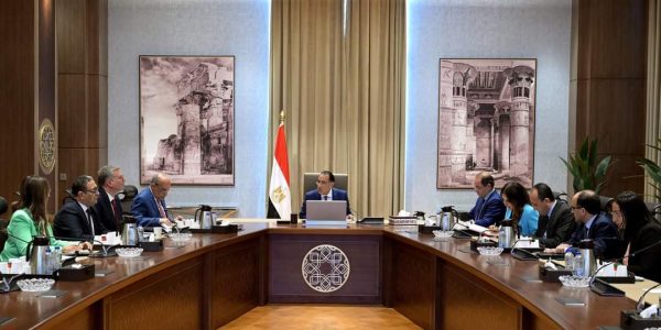 رئيس الوزراء يتابع جهود توفير المواد البترولية اللازمة لتشغيل محطات الكهرباء ووزير الكهرباء : تحصيل 1.2 مليار جنيه نتيجة للتعامل مع ملف سرقات الكهرباء