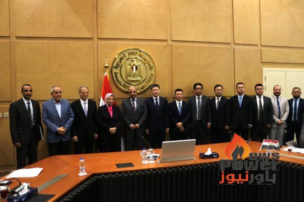 وزير الكهرباء والطاقة المتجددة يبحث مع شركة 