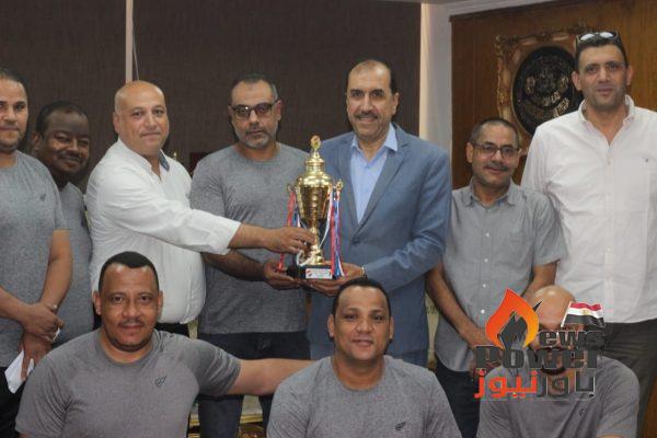 رئيس تكرير أسيوط يكرم فريق كرة اليد للعاملين لحصوله على المركز الثانى فى بطولة الجمهورية للشركات