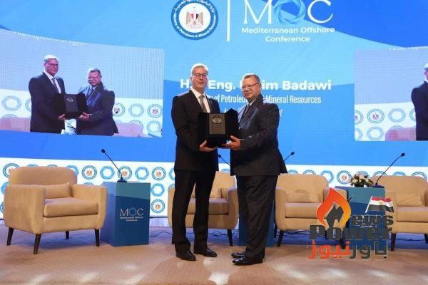 وزير البترول يكرم الأستاذ حمدى عبد العزيز رئيس تحرير مجلة البترول والمتحدث الرسمى السابق