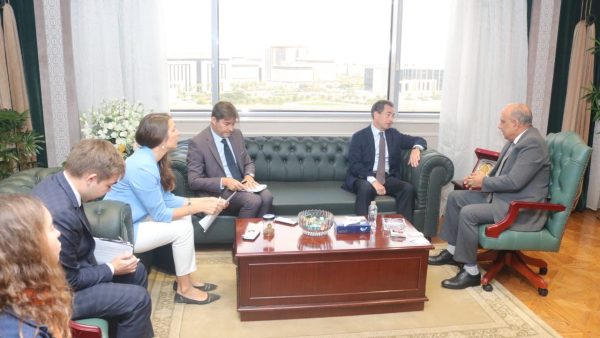 وزير الكهرباء والطاقة المتجددة يستقبل سفير فرنسا بالقاهرة لبحث سبل دعم وتعزيز فرص التعاون والشراكة وجذب الاستثمارات