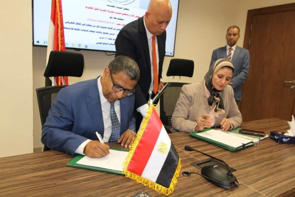 نقل الكهرباء توقع مع سيمنس للصناعات عقدا لخدمة مشروع القطاع الكهربائى السريع