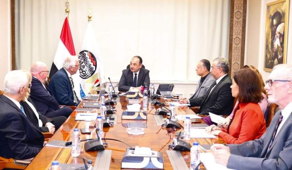 وزير قطاع الأعمال العام يبحث مع وفد من الشركات الألمانية والغرفة الألمانية العربية للصناعة والتجارة بالقاهرة فرص التعاون في إنتاج وتصدير الهيدروجين الأخضر